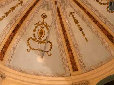 La parte centrale, divisa in otto raggi, � invece riccamente decorata con affreschi raffiguranti fronde vegetali dorate e medaglioni ovali